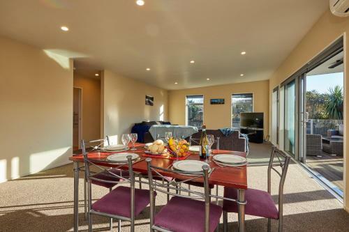 South Bay Getaway - Kaikoura Holiday Home