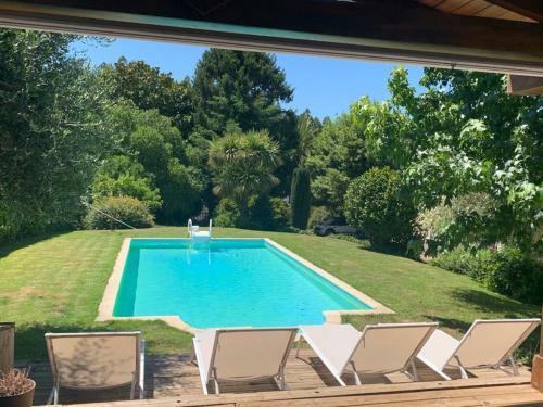 Casa Con Piscina Y Jard�n En Oleiros