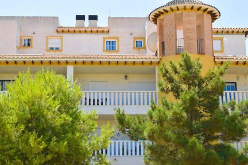 Top Floor Apartment With Private Roof Terrace.
