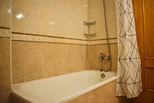 Top Floor Apartment With Private Roof Terrace.