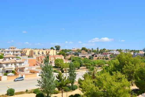 Top Floor Apartment With Private Roof Terrace.