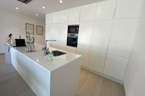 Hinojotwentyone - Luxury Las Colinas Two Bed Apartment