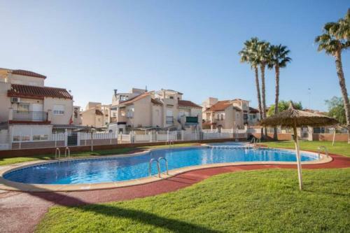 Chalet En Urbanizaci�n Privada Con Piscina