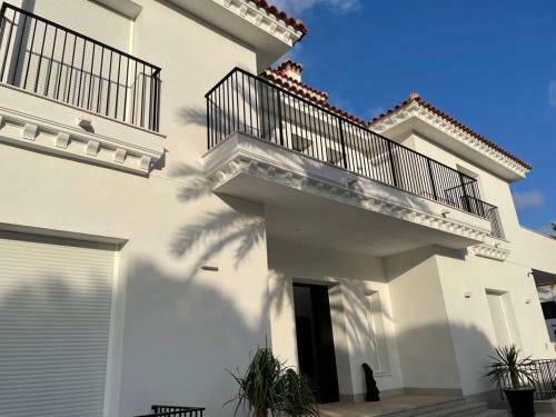 Luxury Seaside Villa With Private Pool In Cabo Roig