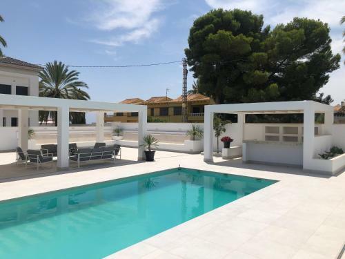 Luxury Seaside Villa With Private Pool In Cabo Roig