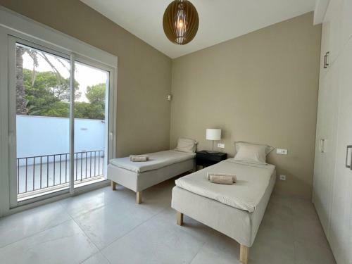 Luxury Seaside Villa With Private Pool In Cabo Roig