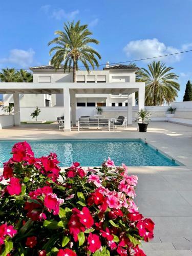 Luxury Seaside Villa With Private Pool In Cabo Roig
