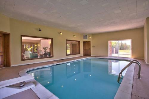 Villa Backing Onto Niagara Escarpment Low Rates For Great Place!!