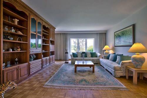 Villa Backing Onto Niagara Escarpment Low Rates For Great Place!!