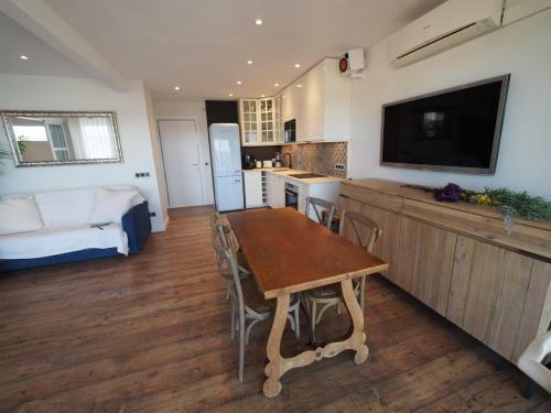 Seafront Apartment In Palam�s