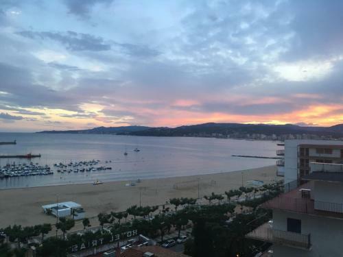 Seafront Apartment In Palam�s