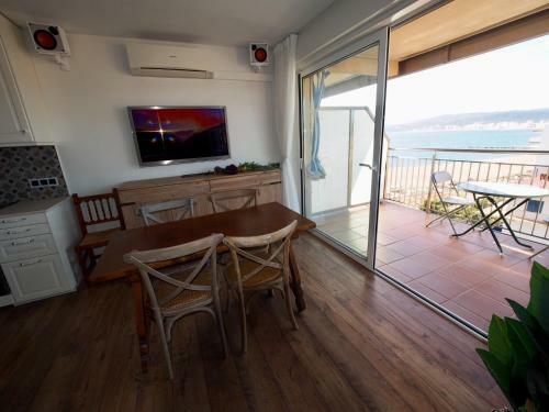 Seafront Apartment In Palam�s