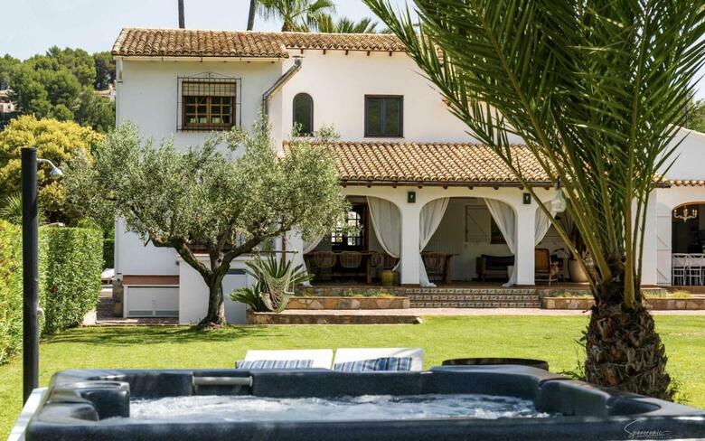 Superb Villa Stunning Gardens Pool And Jacuzzi By Villa Enri