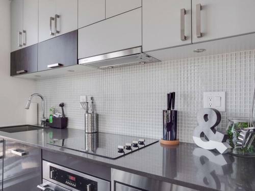 New Sweeping Views Luxury 2br Suite Pool Table, Rooftop Patio, Bbq, Coffee