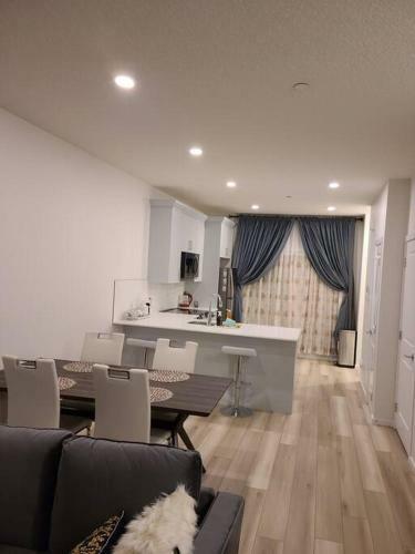 Venza Home, 14 Minutes From Yyc
