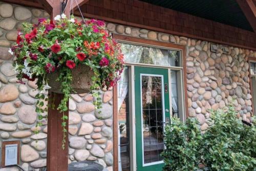 Delightful Chalet 2bd 2ba Pool Hot Tub Bbq Private Entry Park Pass