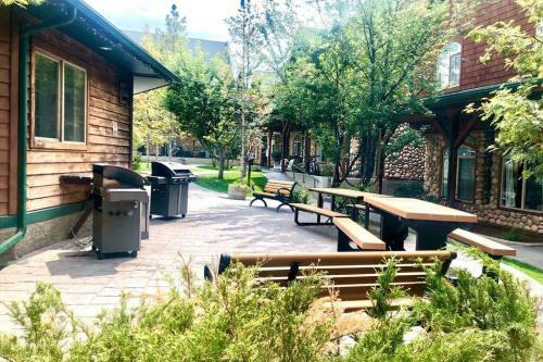 Delightful Chalet 2bd 2ba Pool Hot Tub Bbq Private Entry Park Pass