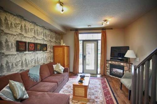 Delightful Chalet 2bd 2ba Pool Hot Tub Bbq Private Entry Park Pass