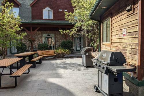Delightful Chalet 2bd 2ba Pool Hot Tub Bbq Private Entry Park Pass
