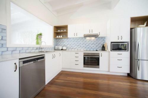 Jane's On Wategos Villa 1, 37 Marine Parade - 3 Bed Villa