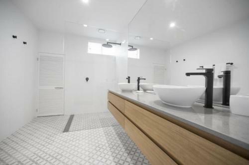 Jane's On Wategos Villa 1, 37 Marine Parade - 3 Bed Villa
