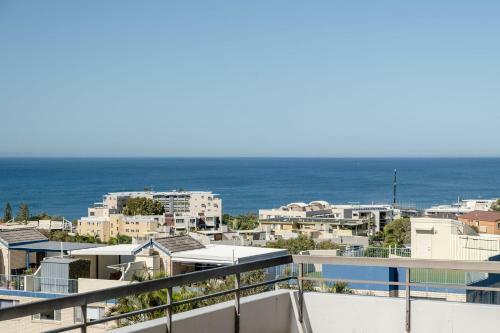 New Listing Retro Beach Style Apartment With Ocean Views