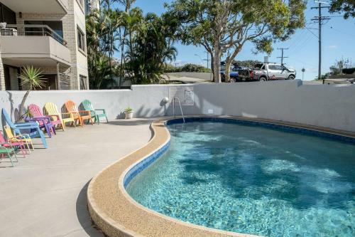 New Listing Retro Beach Style Apartment With Ocean Views
