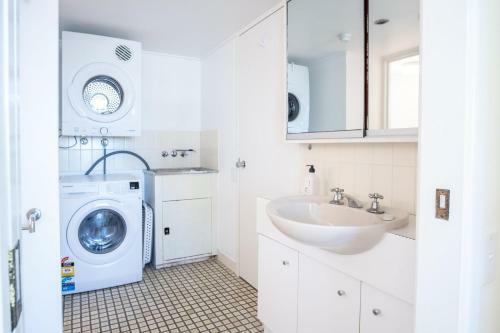New Listing Retro Beach Style Apartment With Ocean Views