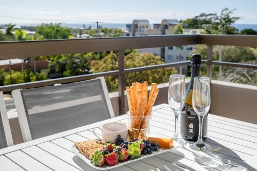New Listing Retro Beach Style Apartment With Ocean Views