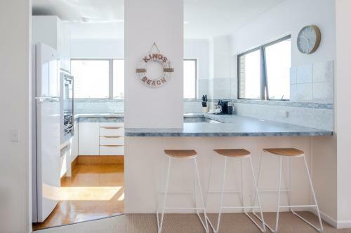 New Listing Retro Beach Style Apartment With Ocean Views