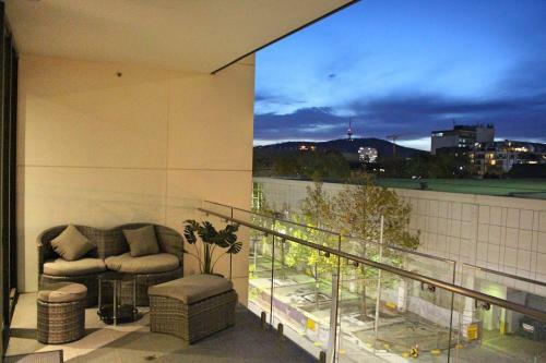 Perfectly Located Modern Apartment - Canberra Cbd