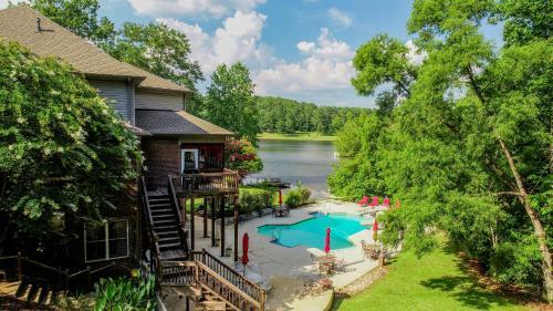 Bama Lakeside Retreat