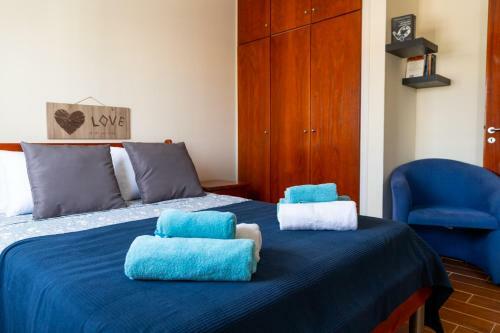 Gold Feathers Apartment