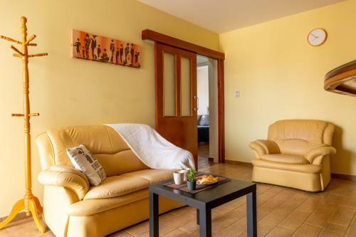 Gold Feathers Apartment