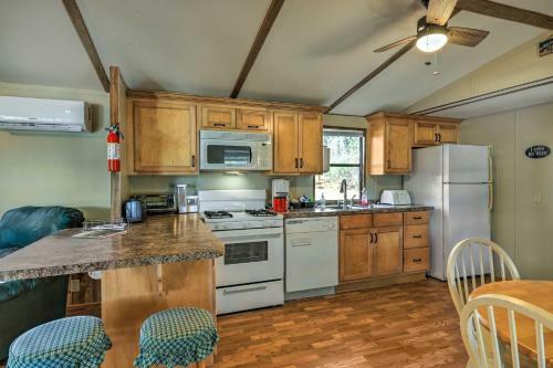 Pet-friendly Wedowee Cabin - Shared Boat Dock