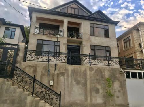 Villa Qusar, Ba? Evi