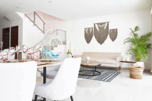 Gorgeous Villa W/ Private Pool Near The Beach