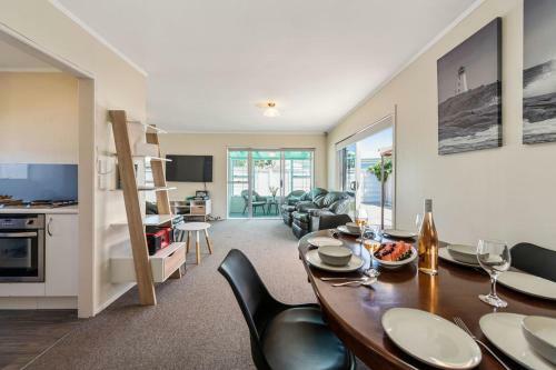 Casa Nostra - Mount Maunganui Holiday Home