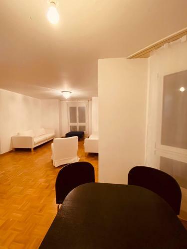 Spacious Central Apartment