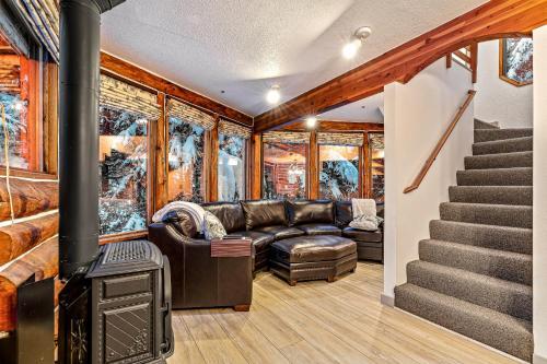 Cozy Tree & Ski House