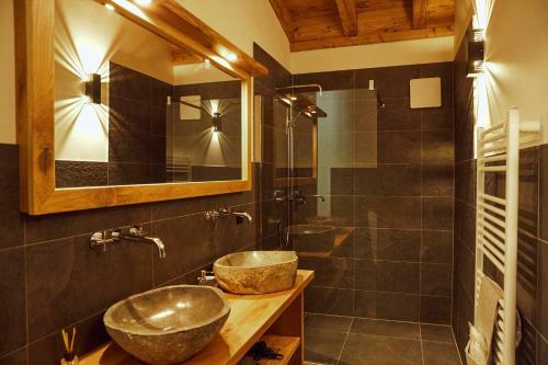 Mountain Chalet R