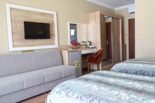 Hostal Golden Palms Guest House & Cafe