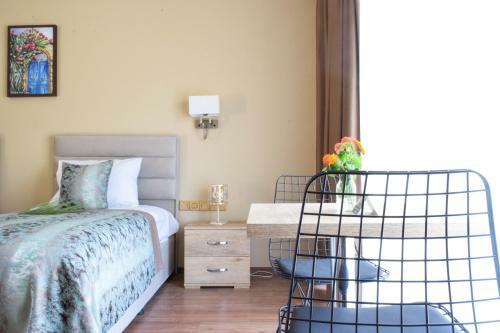 Hostal Golden Palms Guest House & Cafe