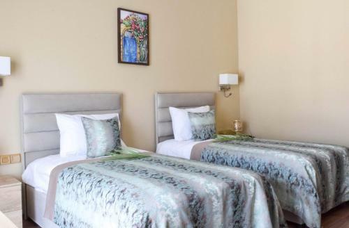 Hostal Golden Palms Guest House & Cafe