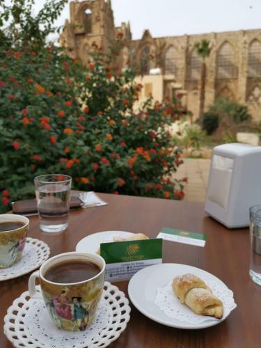 Hostal Golden Palms Guest House & Cafe