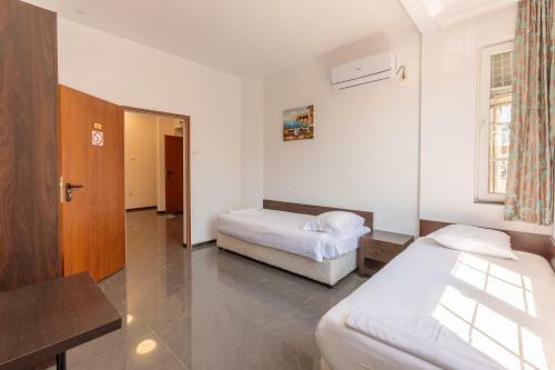 Hostal Seaside Guest Rooms