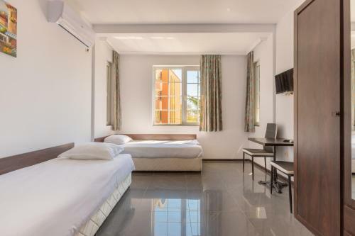 Hostal Seaside Guest Rooms