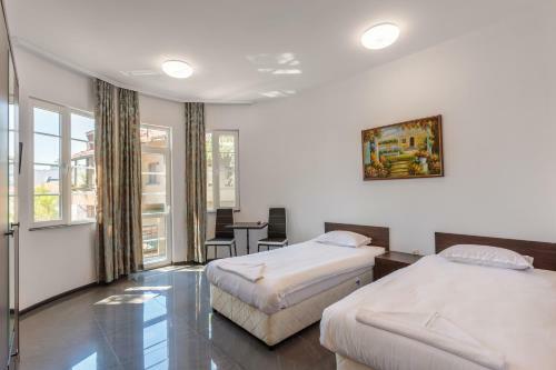 Hostal Seaside Guest Rooms