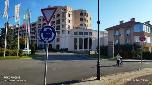 Unique Location Apartment With Parking