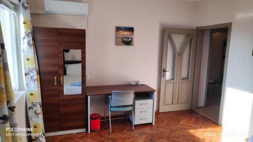 Unique Location Apartment With Parking